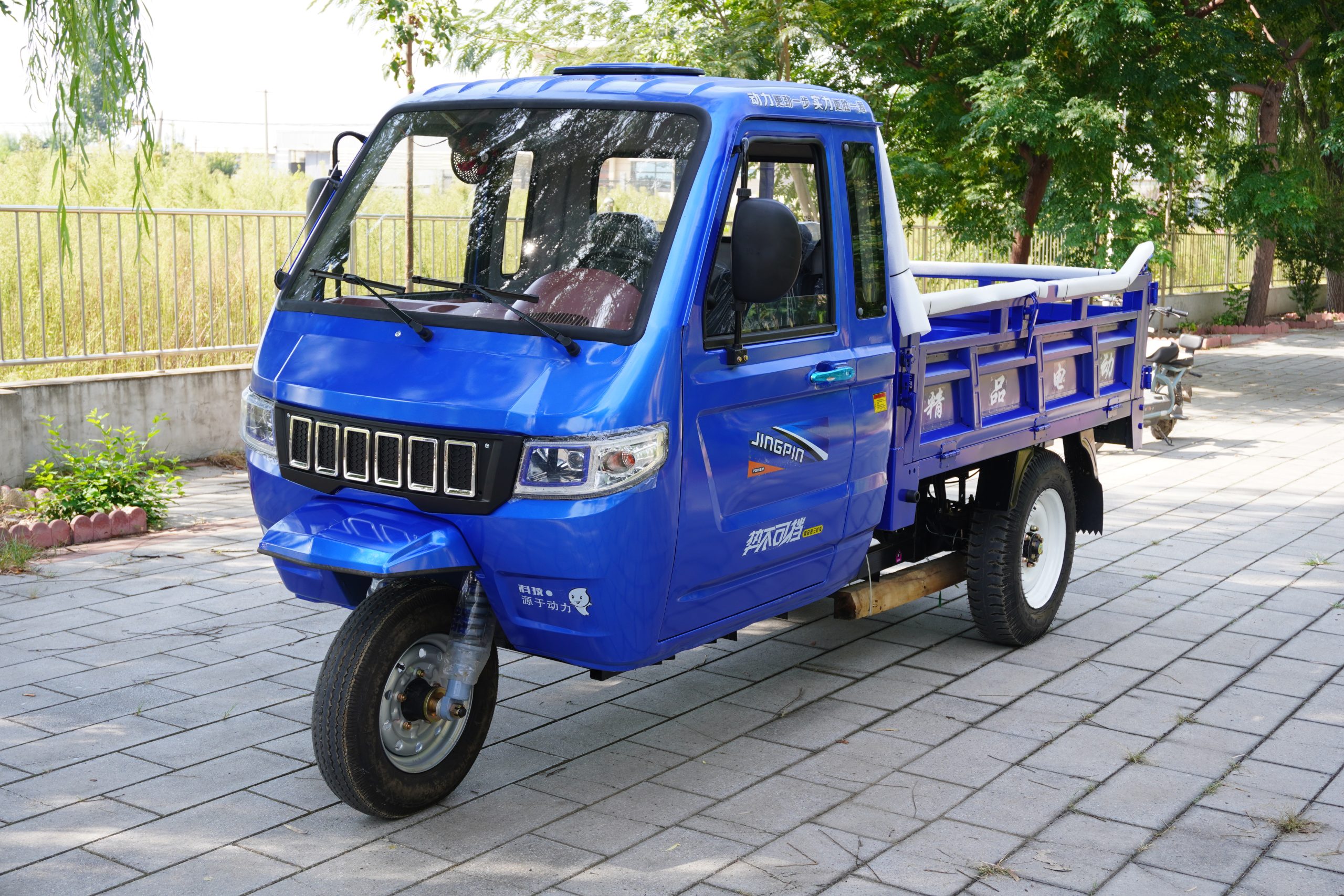 Cab-Equipped Electric Vehicle - Image 2
